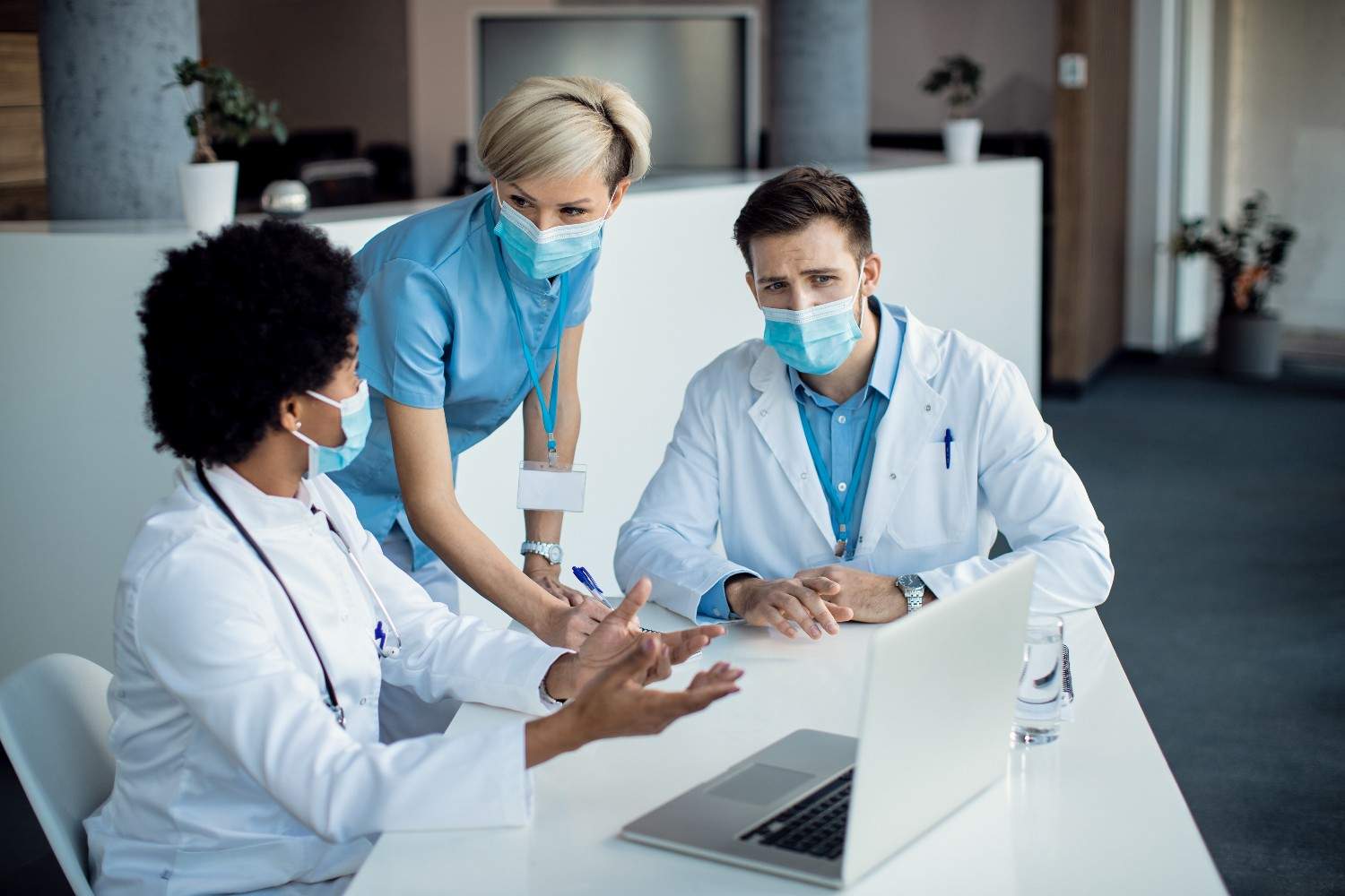 A medical scribe assisting a doctor in South Carolina with electronic health records.